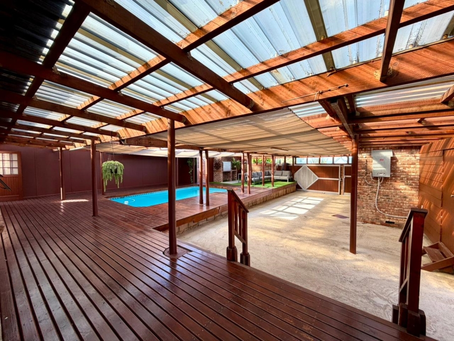 4 Bedroom Property for Sale in Herolds Bay Western Cape